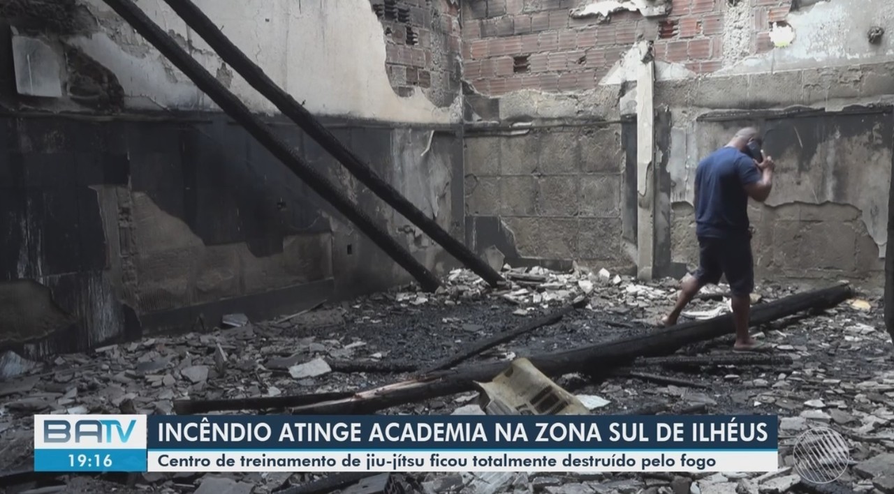 Incêndio destrói academia de jiu-jitsu no sul da Bahia; vídeos mostram chamas altas e estragos